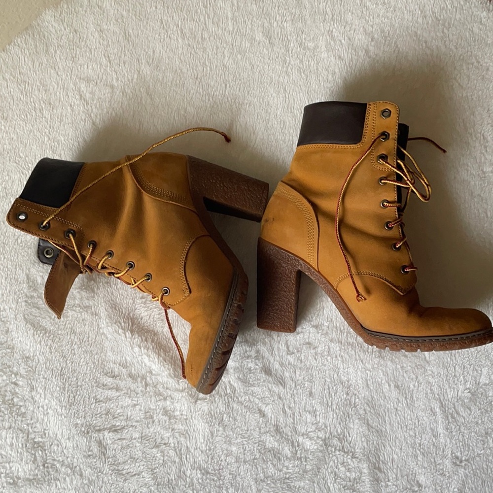 Timberland Women's Glancy 6 Inch Boot in Wheat
🥾